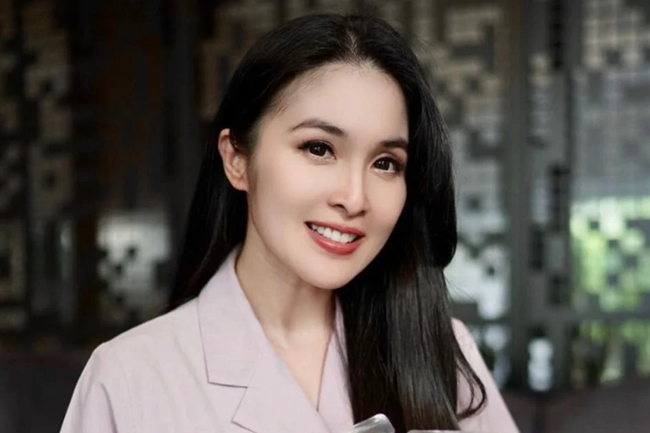 Sandra Dewi Dikabarkan Pergi Usai Suami Divonis 20 Tahun, Netizen Heboh!