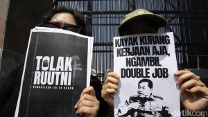 saat-massa-yang-menolak-beraksi-di-depan-pendukung-revisi-uu-tni-1742446349064_169