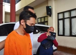 dokter-ppds-ui-muhammad-azwindar-eka-satria-39-merekam-mahasiswi-mandi-ditahan-polres-jakpus-kurniawan-fdetikcomdokter-ppds-ui-1745211277878_169
