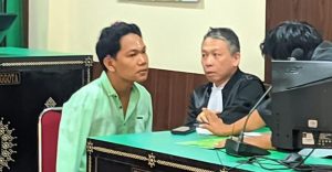 i-wayan-agus-suartama-iwas-seorang-pria-difabel-saat-menjalani-sidang-yang-digelar-di-pengadilan-negeri-pn-mataram-senin-32202_169