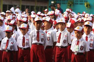 Sejumlah siswa mengikuti upacara Bendera di SDN 01 Pagi, Labak Bulus, Jakarta, Senin (27/7).