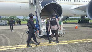 tim-jibom-polda-sumut-mulai-menyisir-pesawat-saudia-airlines-yang-mendarat-darurat-di-bandara-kualanamu-karena-ancaman-bom-fot-1750150664542_169