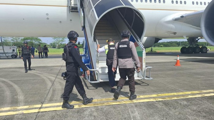 tim-jibom-polda-sumut-mulai-menyisir-pesawat-saudia-airlines-yang-mendarat-darurat-di-bandara-kualanamu-karena-ancaman-bom-fot-1750150664542_169