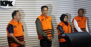 ditahan-kpk-ini-tampang-4-tersangka-kasus-pemerasan-izin-tka-kemnaker-1752754396483_169