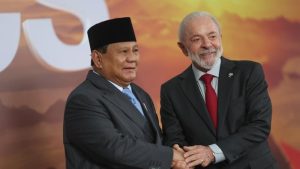 indonesia-secara-perdana-menghadiri-ktt-brics-yang-digelar-di-brasil-presiden-prabowo-mendapat-sambutan-langsung-presiden-bras-1751816296862_169