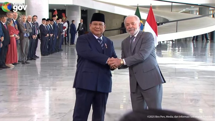 presiden-prabowo-subianto-bertemu-presiden-brasil-lula-da-silva-di-istana-kepresidenan-brasilia-tiba-di-istana-prabowo-disambu-1752073950683_169