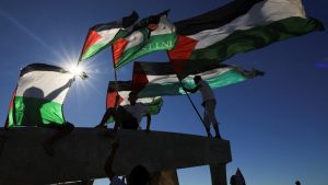 protes-donald-trump-warga-cape-town-kibarkan-bendera-palestina-1740390551521_169