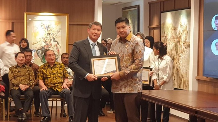 hari-perumahan-nasional-ara-bagi-bagi-penghargaan-ke-tokoh-dan-menteri-1756118997743_169