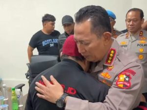 kapolri-jenderal-listyo-sigit-prabowo-bertemu-dengan-keluarga-ojol-yang-tewas-ditabrak-rantis-brimob-di-rscm-jumat-2982025-din-1756403379625_43