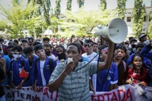 demonstran-yang-sebagian-besar-mahasiswa-memprotes-rencana-pembelian-mobil-dinas-baru-untuk-anggota-parlemen-timor-leste-1758010933612