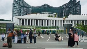 potret-ramai-warga-kunjungi-ikn-saat-libur-lebaran-1743997629737_169