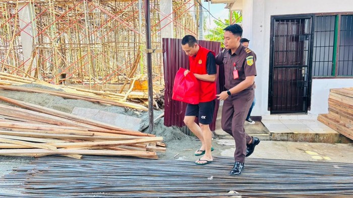 tersangka-saat-hendak-dibawa-ke-rutan-malabero-bengkulu-1758637652195_169