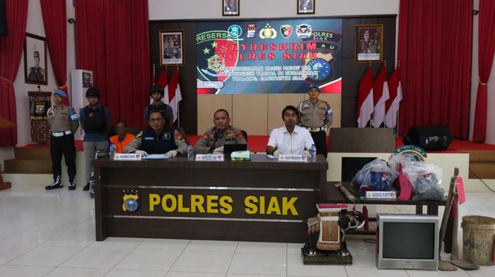polres-siak-mengungkap-pembunuhan-pria-yang-dikubur-dan-terbungkus-terpal-1761892137549_169