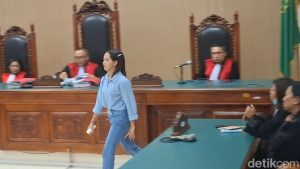 terdakwa-stefani-rehi-doko-alias-fani-saat-mengikuti-sidang-putusan-di-pn-kelas-ia-kupang-ntt-selasa-21102025-foto-yufengki-br-1761017430846_169