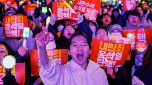 demonstran-menghadiri-aksi-protes-di-luar-gedung-parlemen-korea-selatan-korsel-saat-sidang-pleno-untuk-voting-pemakzulan-presi_169