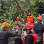 Patroli Sat Samapta Polresta Balikpapan Respon Cepat Bencana Longsor di Kelurahan Damai