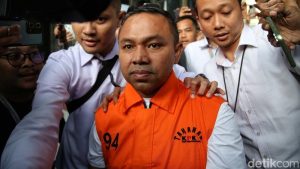 langkah-gubernur-riau-menuju-mobil-tahanan-usai-ditetapkan-tersangka-1762338291282_169