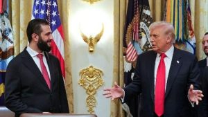 momen-pertemuan-donald-trump-dan-ahmed-al-sharaa-di-gedung-putih-afphandout-1762813238978_169