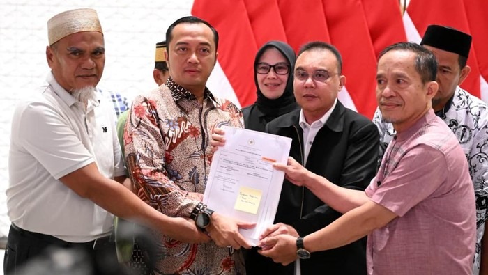 presiden-prabowo-berikan-hak-rehabilitas-kepada-2-guru-di-luwu-utara-1762991016381_169
