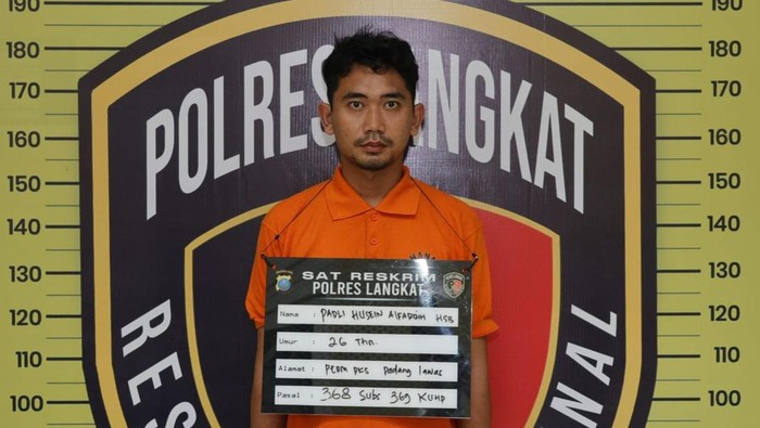 tampang-pelaku-ph-saat-diamankan-petugas-kepolisian-foto-dok-polres-langkat-1762223847305_169