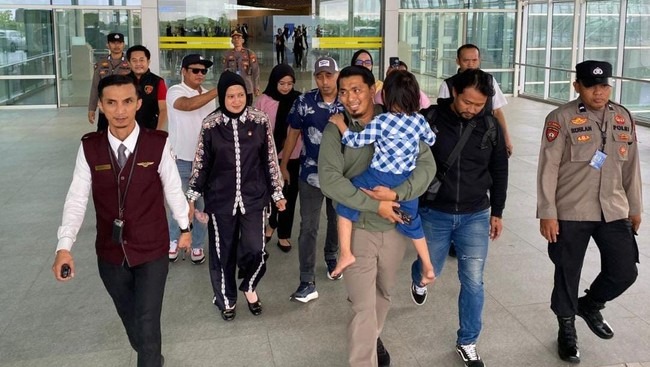 tangis-haru-keluarga-saat-bilqis-balita-korban-penculikan-tiba-di-makassar-1762672679465_169