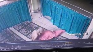 tangkap-layar-cctv-saat-pelaku-melecehkan-wanita-muda-yang-sedang-salat-di-masjid-lampung-1761975685235_169