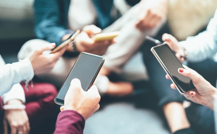 ilustrasi-menggunakan-smartphone-atau-ponsel-1754383000994