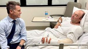 momen-ahmed-al-ahmed-yang-sedang-dirawat-di-rumah-sakit-dikunjungi-oleh-premier-new-south-wales-chris-minns-yang-memujinya-seb-1765856432611_169