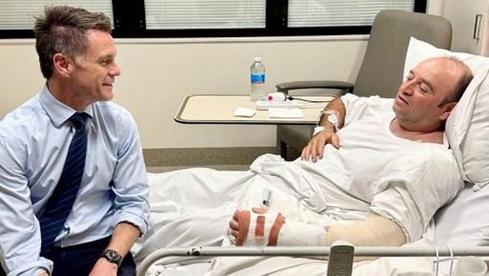 momen-ahmed-al-ahmed-yang-sedang-dirawat-di-rumah-sakit-dikunjungi-oleh-premier-new-south-wales-chris-minns-yang-memujinya-seb-1765856432611_169