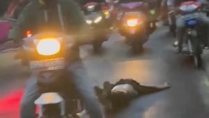 tangkapan-layar-warga-menyeret-pria-terduga-pelaku-pemerkosaan-di-malakaji-kecamatan-tompobulu-kabupaten-gowa-1764770171297_169