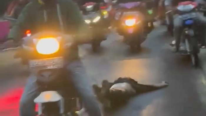 tangkapan-layar-warga-menyeret-pria-terduga-pelaku-pemerkosaan-di-malakaji-kecamatan-tompobulu-kabupaten-gowa-1764770171297_169