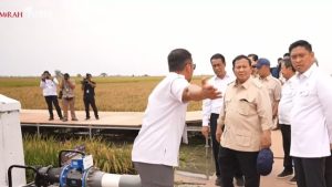 prabowo-saat-panen-raya-dan-swasembada-pangan-karawang-7-januari-2026-1767761481938_169
