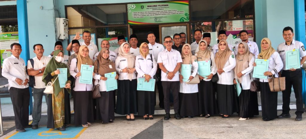 Penandatanganan kerja sama Disdukcapil Bengkalis dengan sekolah dasar terkait pelayanan dokumen kependudukan