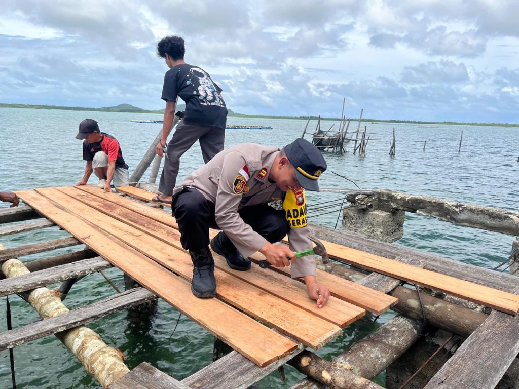 Kegiatan gotong royong Polres Natuna memperbaiki jembatan di Desa Hilir Serasan