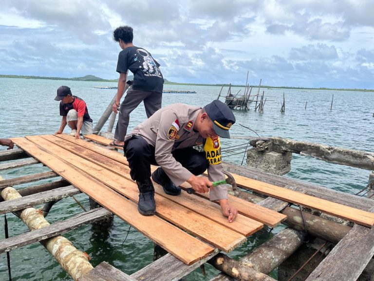 Kegiatan gotong royong Polres Natuna memperbaiki jembatan di Desa Hilir Serasan