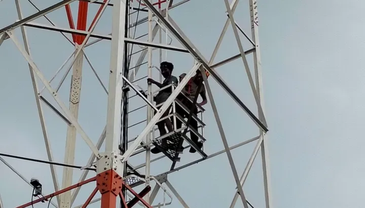 Evakuasi pria panjat tower di Batuaji Batam