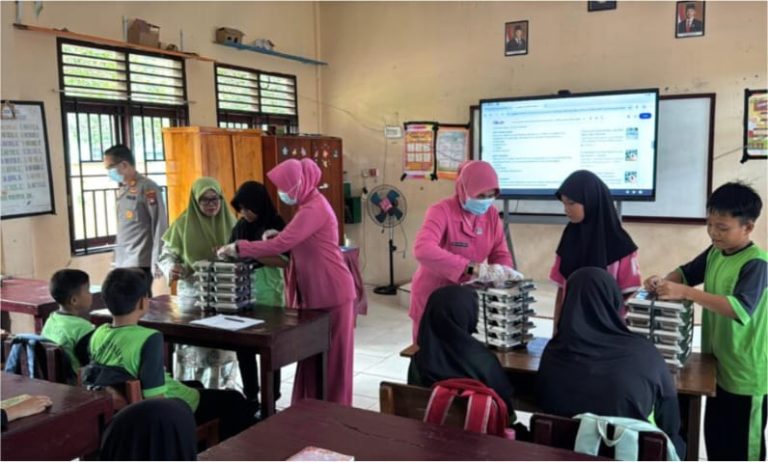 Pembagian paket makanan Program Makan Bergizi Gratis kepada siswa sekolah di Natuna