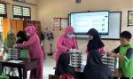 Pembagian paket makanan Program Makan Bergizi Gratis kepada siswa sekolah di Natuna