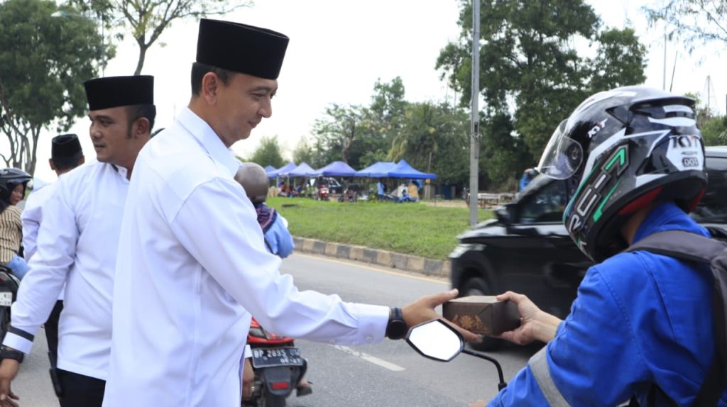 Petugas Lapas Batam berbagi takjil Ramadan 1447 H