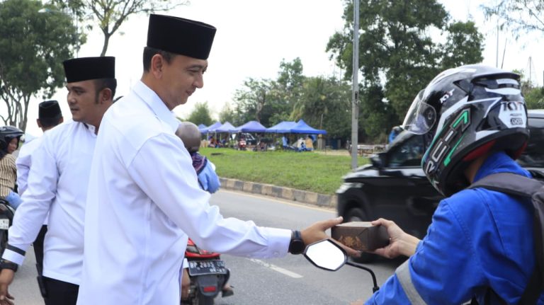 Petugas Lapas Batam berbagi takjil Ramadan 1447 H