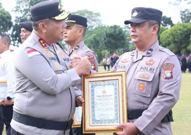 Aipda Raja Faisal menerima penghargaan dari Kapolda Kepri di Mapolda Kepulauan Riau