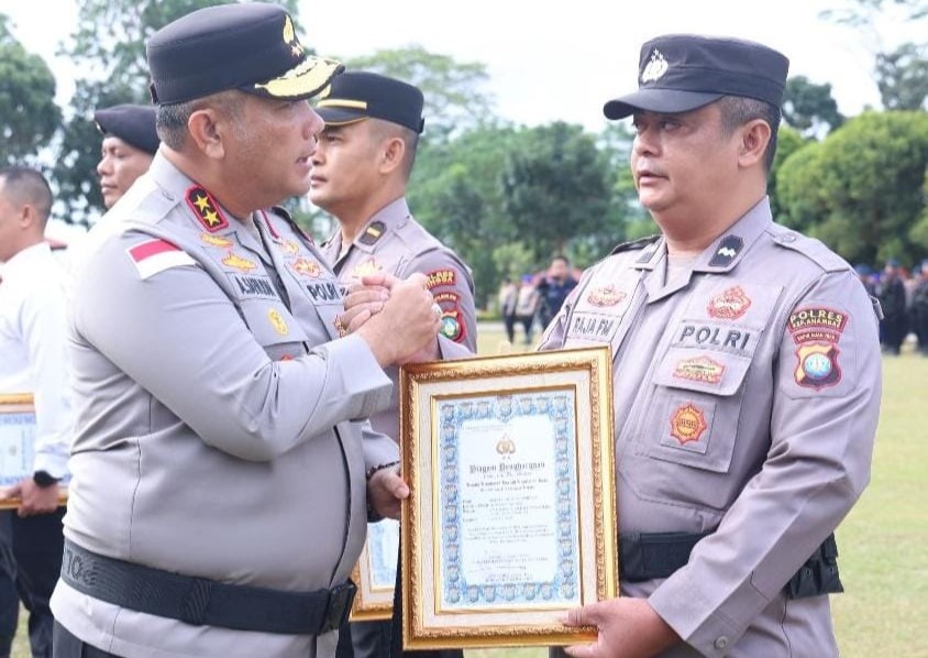 Aipda Raja Faisal menerima penghargaan dari Kapolda Kepri di Mapolda Kepulauan Riau