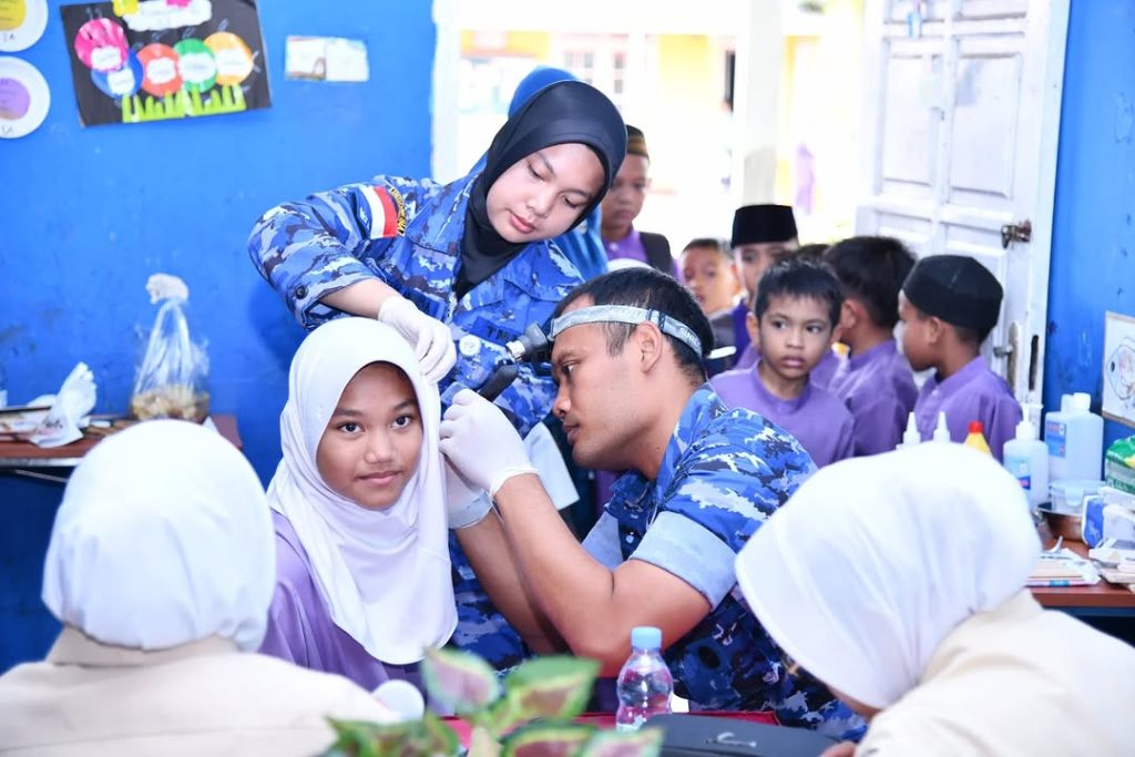 Pemeriksaan THT siswa SDN 001 Ranai oleh RSAU Lanud Raden Sadjad di Natuna