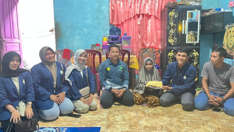 Penyerahan donasi mahasiswa STAI Natuna kepada korban kebakaran Ranai