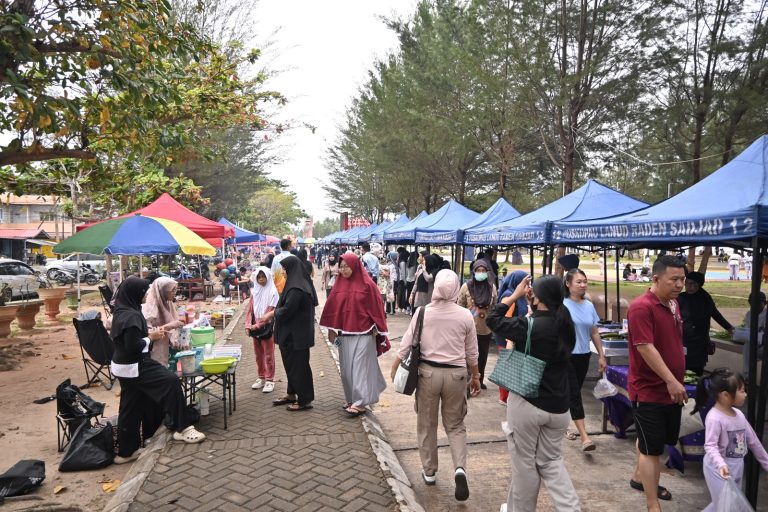 Keramaian Pasar Minggu Ria Lanud Raden Sadjad di Pantai Piwang Natuna