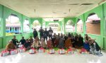 Kader dan alumni HMI Natuna saat bakti sosial Milad ke-79 di Desa Sebadai Ulu