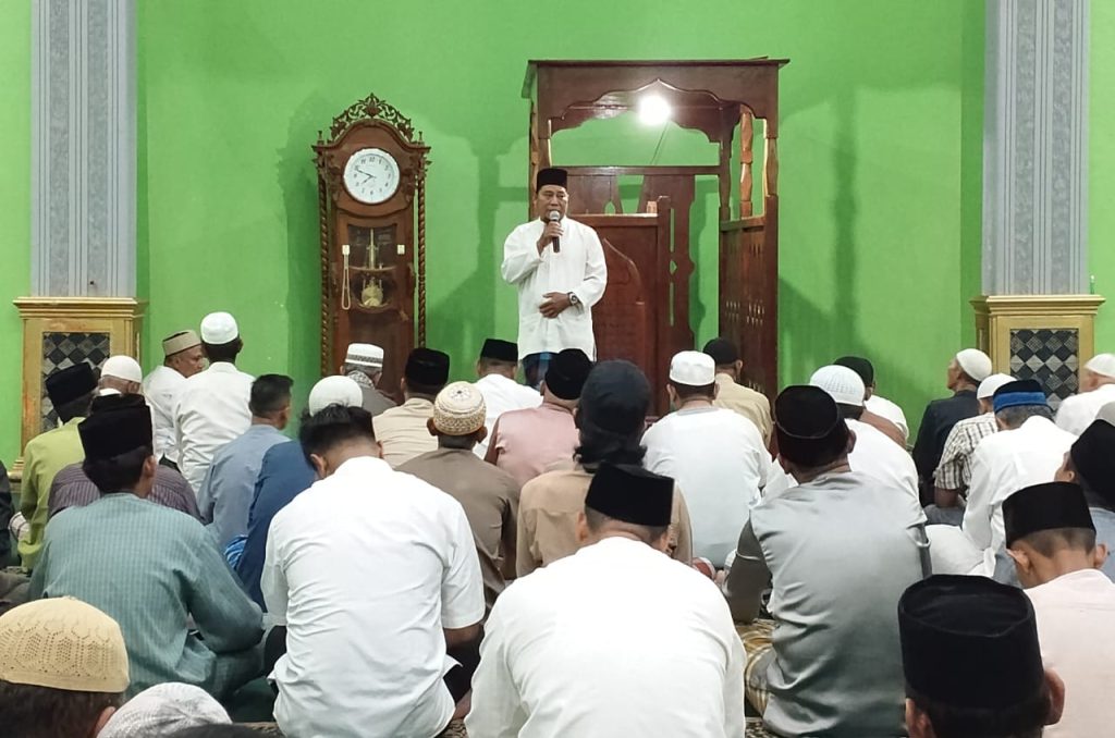 Jamaah memadati Masjid An Nur Batu Hitam saat tarawih perdana