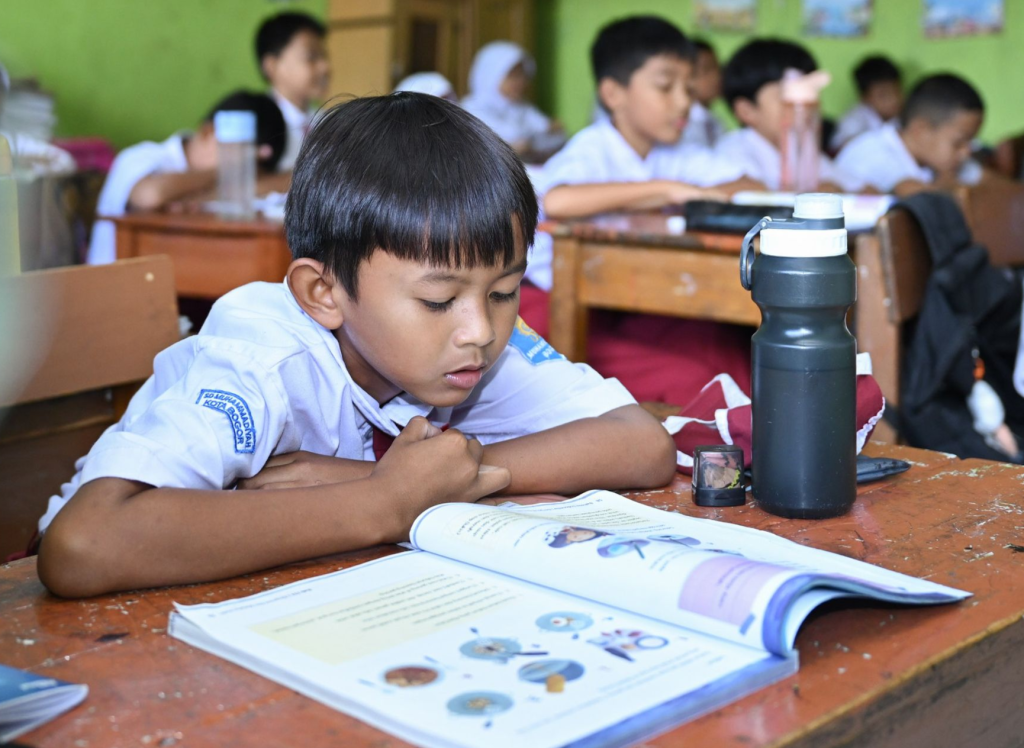 Ilustrasi siswa belajar di sekolah saat Ramadan 2026