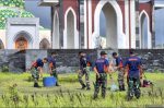 Prajurit Arhanud 14 Pasgat membersihkan halaman Masjid Agung Baitul Izzah Natuna.