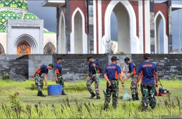 Prajurit Arhanud 14 Pasgat membersihkan halaman Masjid Agung Baitul Izzah Natuna.